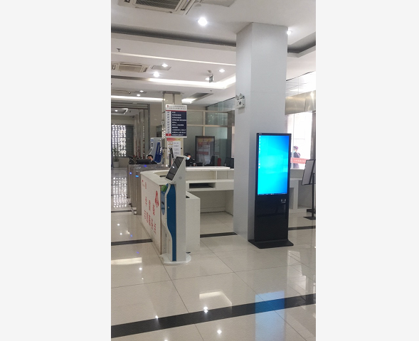 宣城涇縣政務(wù)中心43寸立式查詢機(jī)，帶刷二代身份證功能